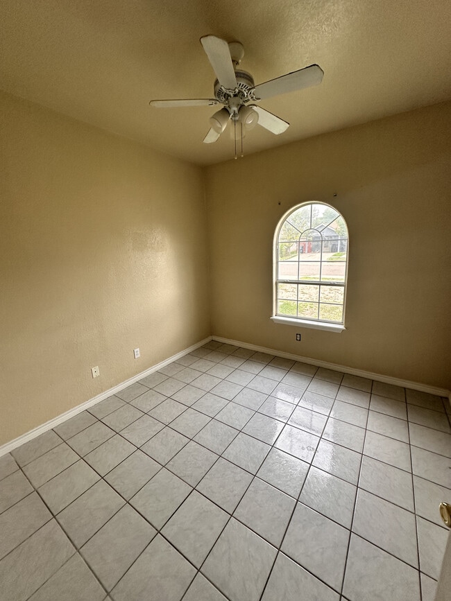 Building Photo - 2038 Lindburgh Cir