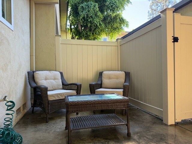 Entrada trasera al patio privado - 11138 Aqua Vista St