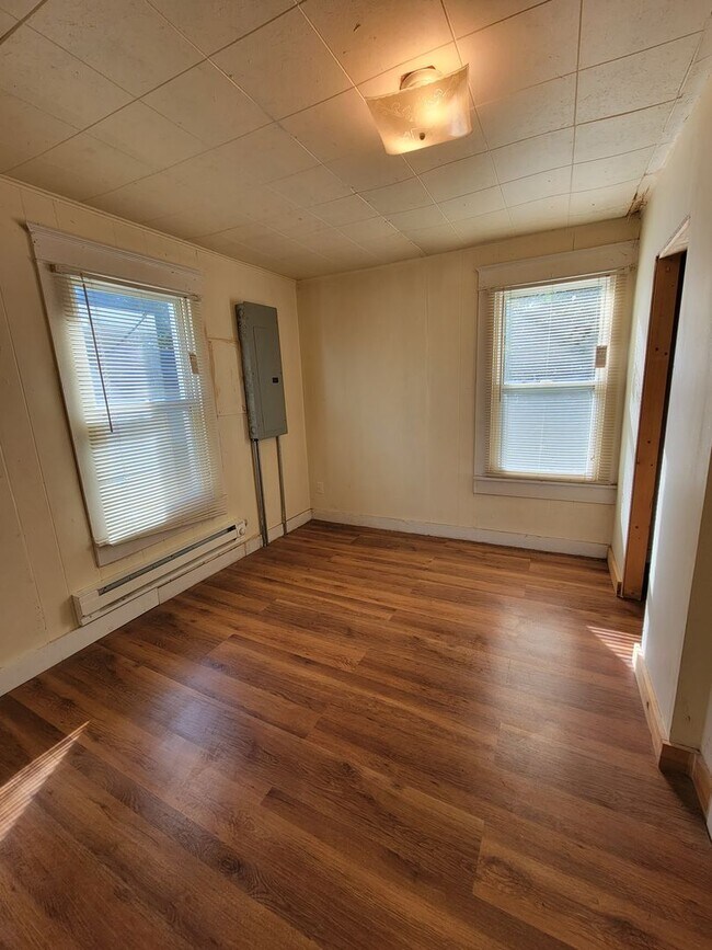 Foto del edificio - 2 bedroom | 1 bathroom | Entire HOME- Freshly painted!