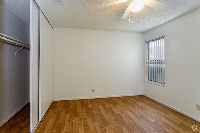 2BR, 2BA - 1,049SF - Eastlake Apartments
