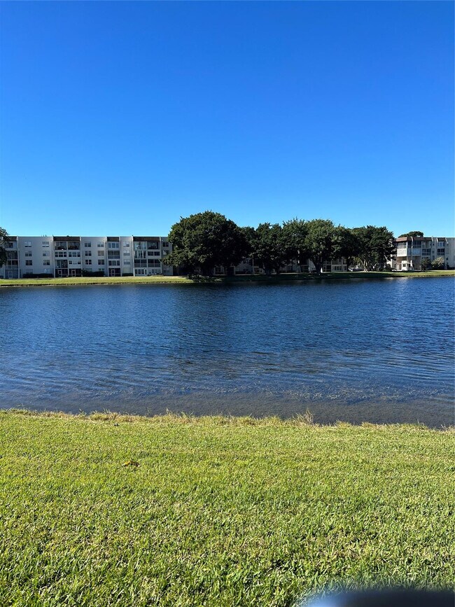Foto del edificio - 1526 Whitehall Dr