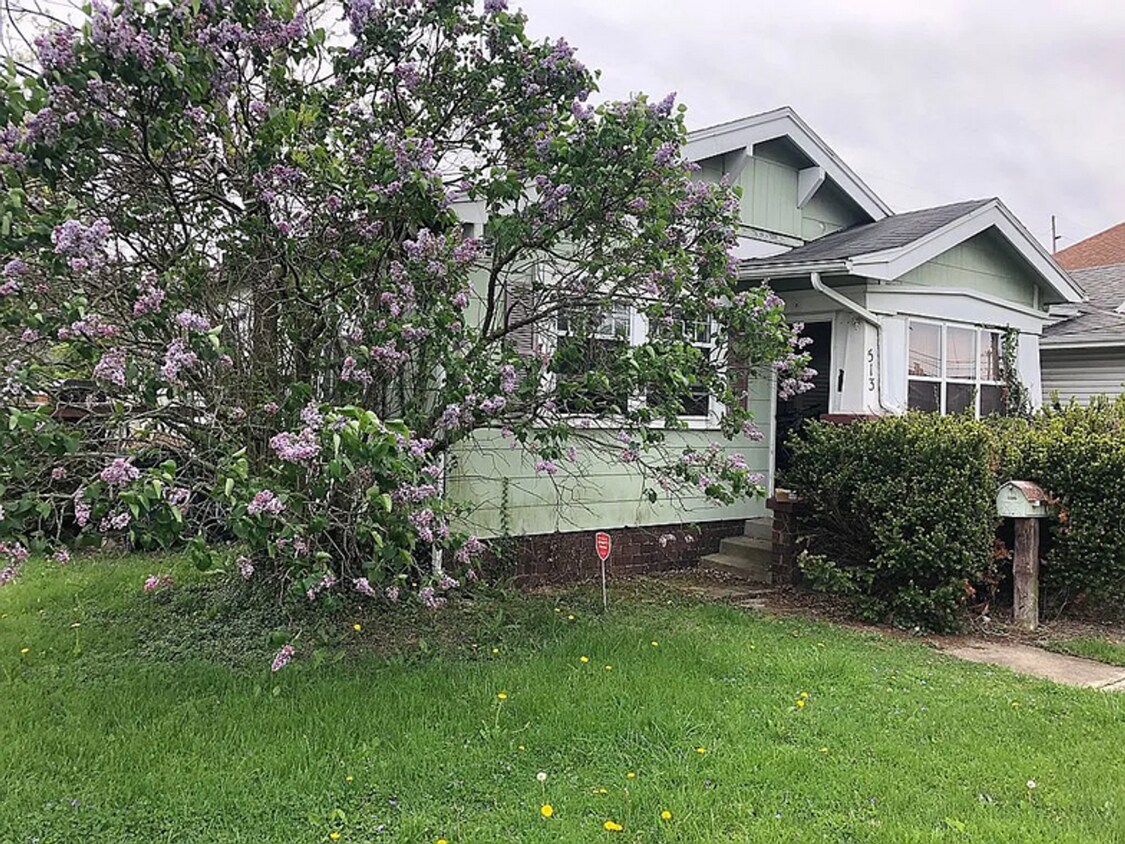 Primary Photo - 3 Bed 1 Bath with Fence + 1 Gar Garage + Deck