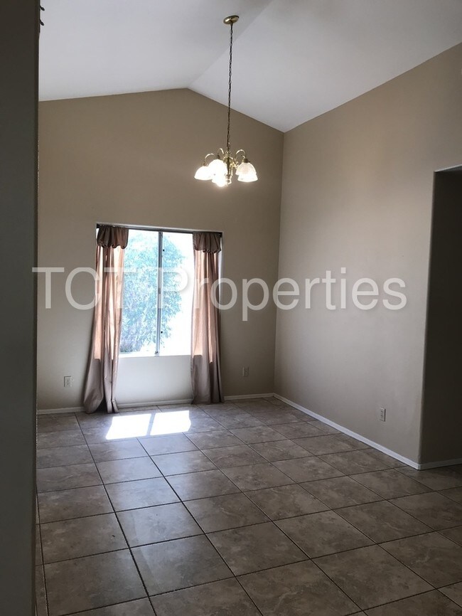 Building Photo - Charming Home in Brookfield West I