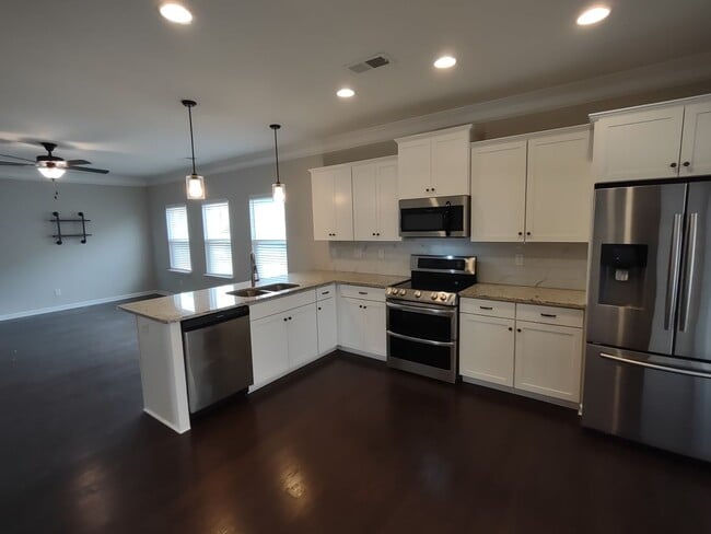 Building Photo - Pristine, move in ready Ranch Style home l...