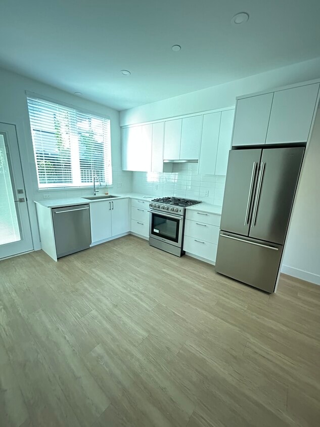 Photo principale - 240 4th St W