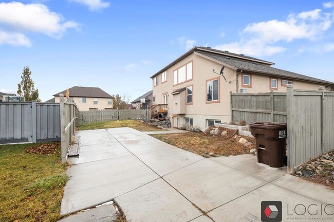 Building Photo - 3864 E Clubhouse Ln