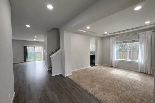Building Photo - Spacious 4-Bedroom Home with Balcony and Fenced Yard in Marysville