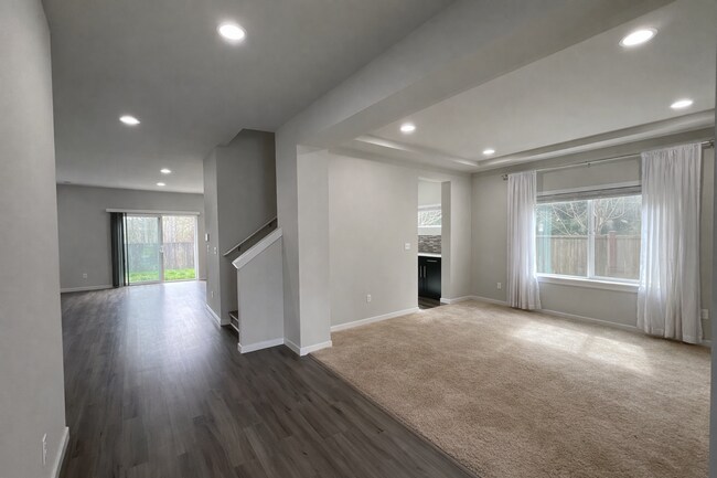 Foto del edificio - Spacious 4-Bedroom Home with Balcony and Fenced Yard in Marysville