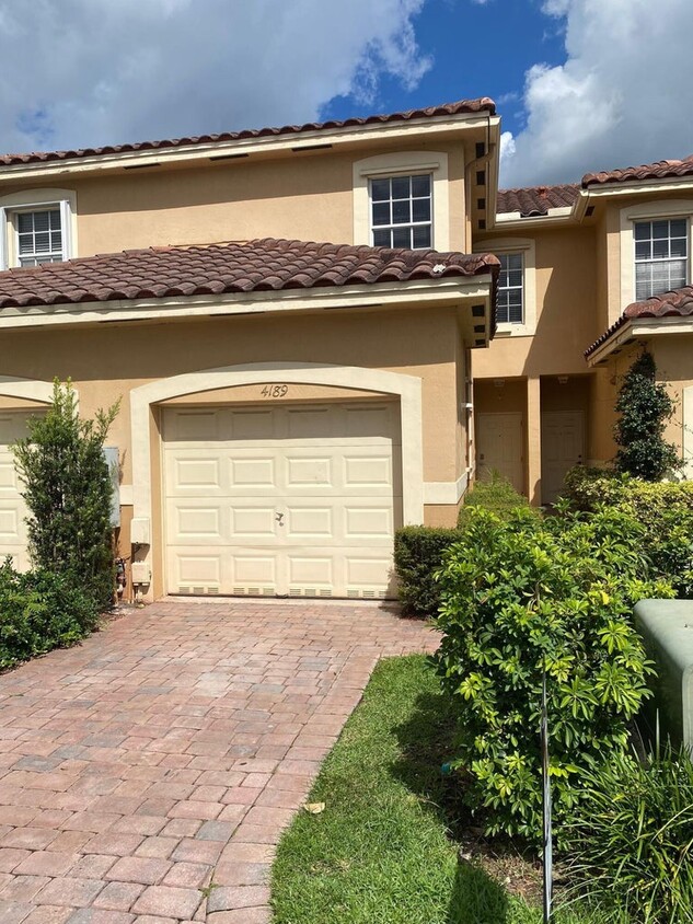 Foto principal - 4189 Crystal Lake Dr