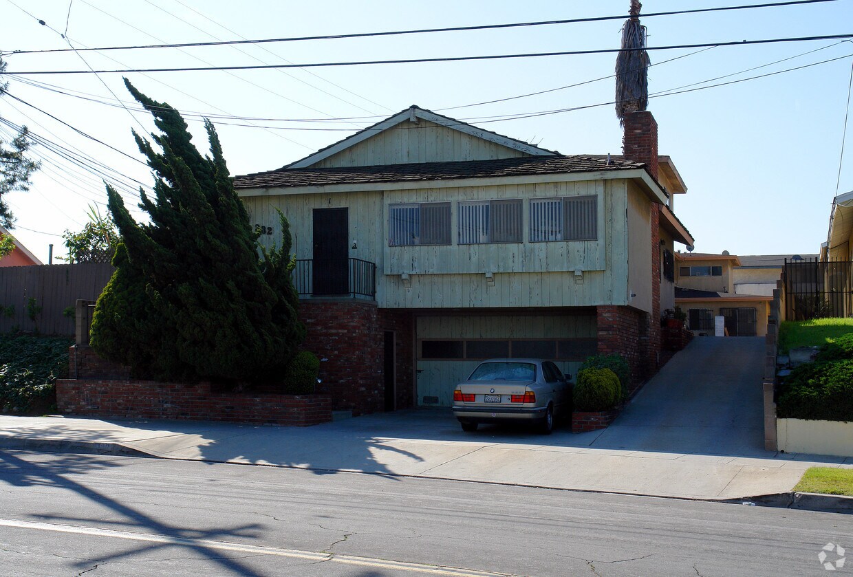 Primary Photo - 332 E Hyde Park Blvd