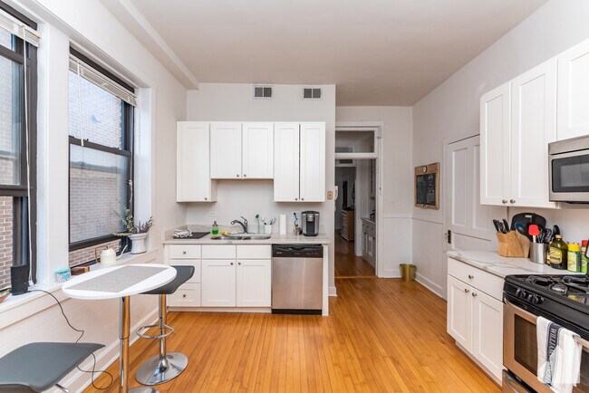 Foto del edificio - 1629 N Burling St