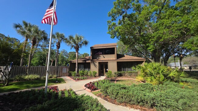 Foto del edificio - Beautiful Pond Front 2 Bedroom 2 Bath Townhome in the Wood Haven Community