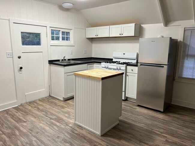 Foto del edificio - 826 Dryden Rd