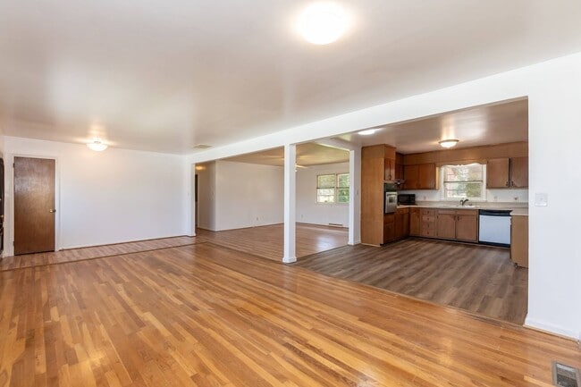 Building Photo - Spacious 3 Bed, 2 Bath Home with Open Floo...