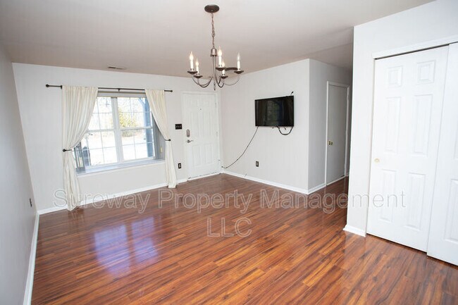 Foto del edificio - 125 Crosley Dr