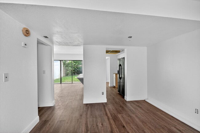 Building Photo - 1405 White Pine Dr