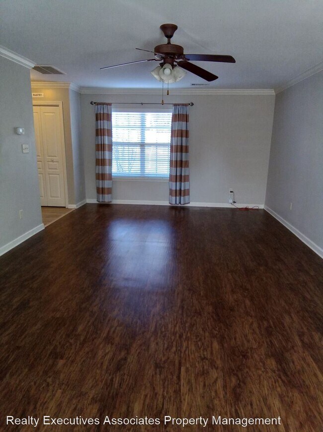 Building Photo - 3 br, 2.5 bath House - 6223 E McMillan Cre...