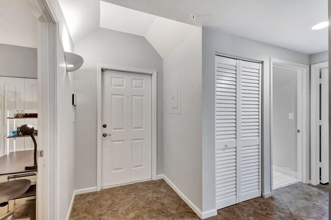 Building Photo - 300 Uno Lago Dr