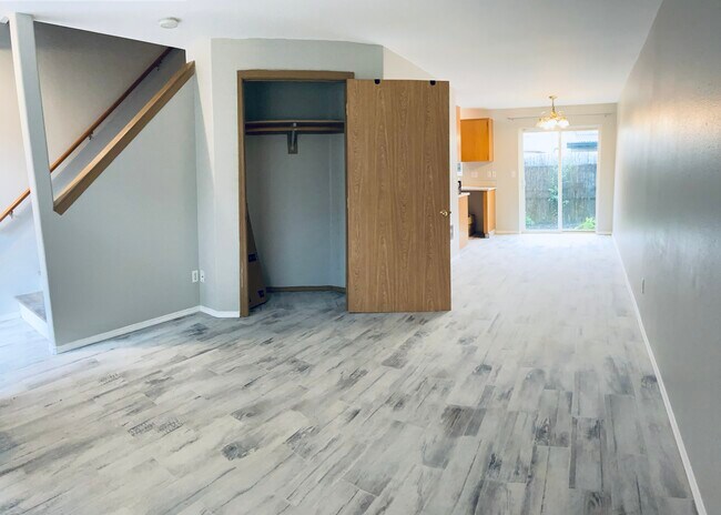 Armario de la sala de estar - 756 NE 92nd Ave