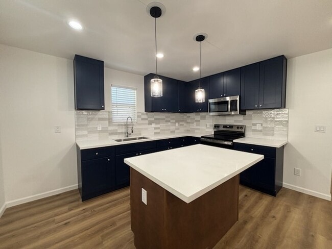 Building Photo - 942 W El Morado Ct