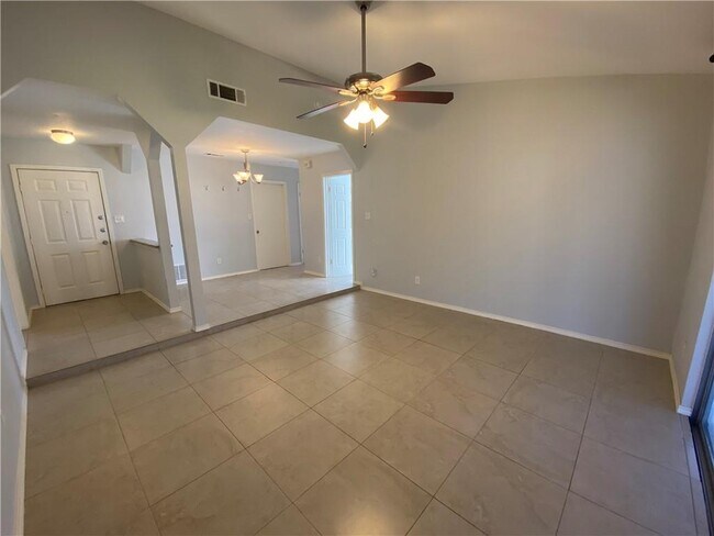 Foto del edificio - 5249 Meadow Creek Dr