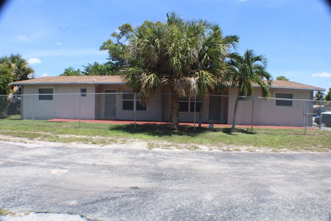 Building Photo - 3133 SW 13th St