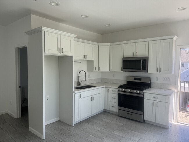 Building Photo - 318-320 S Chevy Chase Dr