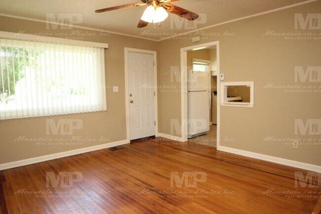 Foto del edificio - 230 N Whitcomb St