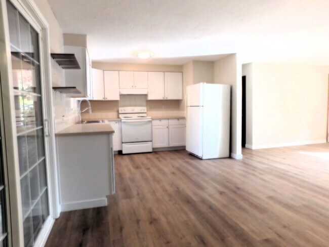 Building Photo - Beautiful 4 Bedroom, 1-1/2 Bathroom Home W...