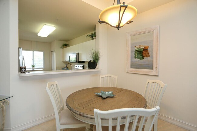Foto del edificio - ** BEAUTIFUL BLUE HERON 3RD FLOOR ON LAKE ...
