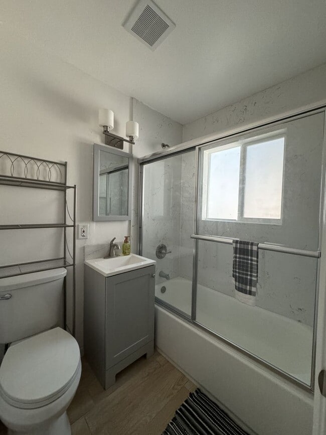 Building Photo - 2 Bedroom near Stateline