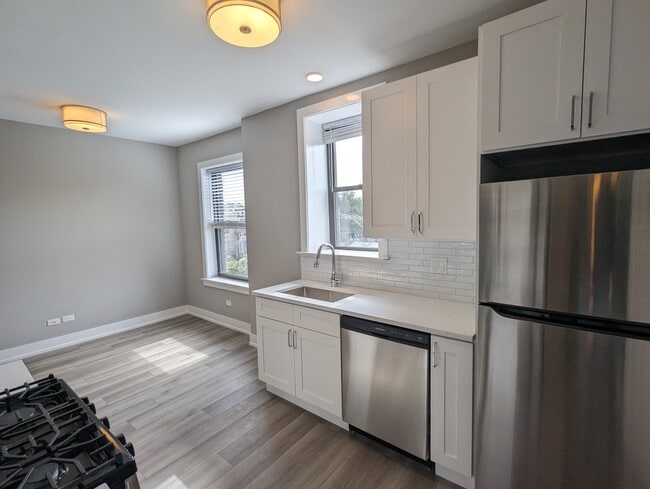 Building Photo - 3935 N Janssen Ave