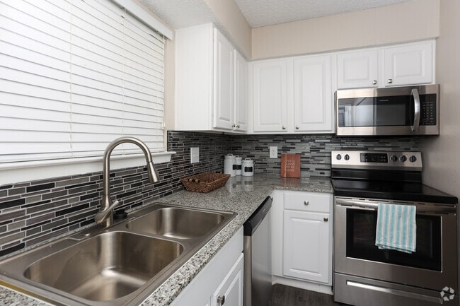 1 habitación, 1 baño - 675 pies cuadrados - Cocina - Creekside Village Apartments
