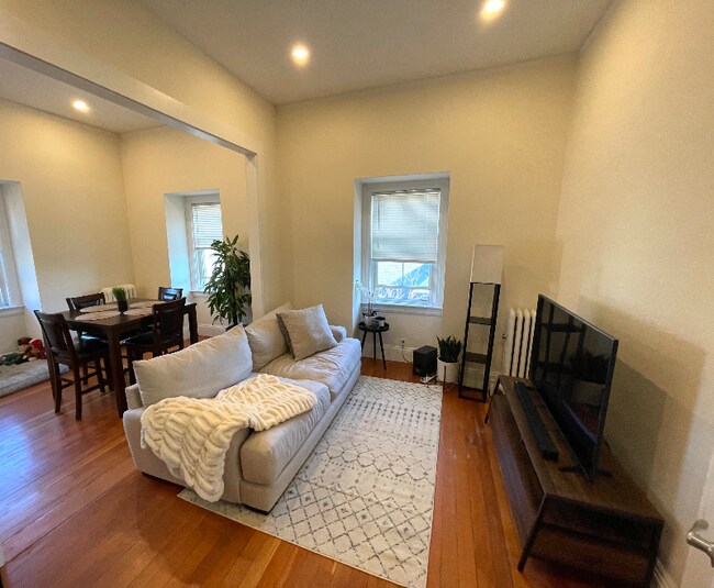 Building Photo - 81 Lloyd Ave