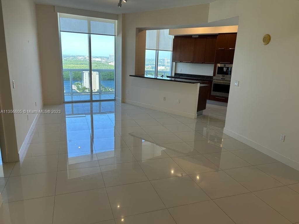 Primary Photo - 15811 Collins Ave