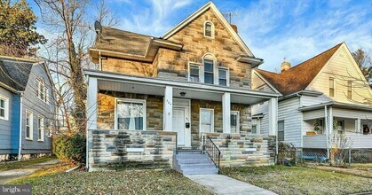 Building Photo - 304 Collins Ave