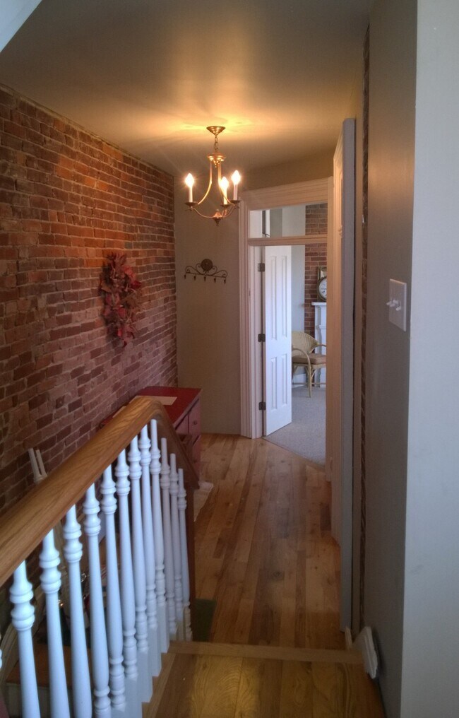 Landing at enterance on 2nd floor - 1339-2 W North Ave