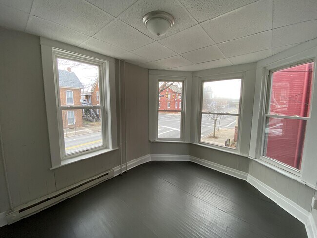 Building Photo - 208 W Main St