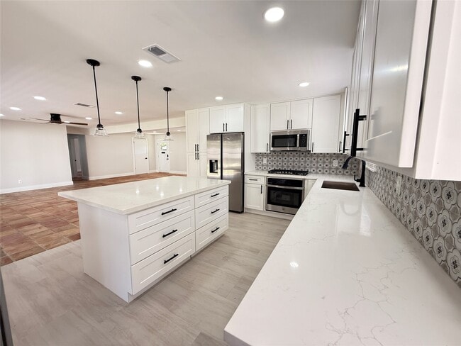 Foto del edificio - 5810 Cheena Dr