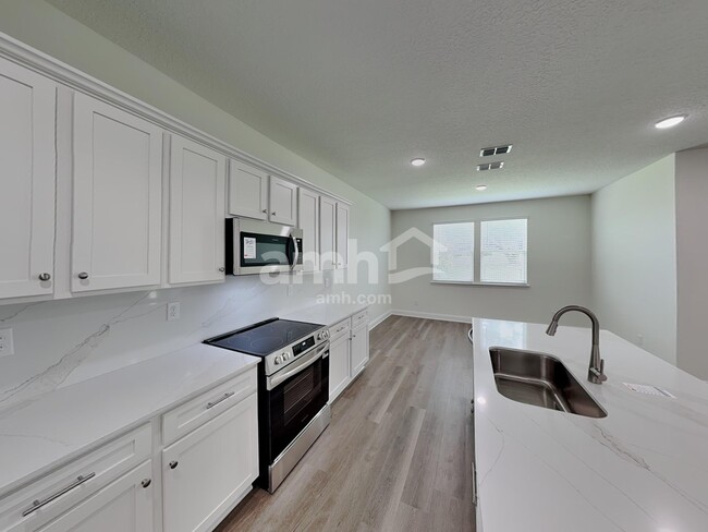 Building Photo - 11644 Hillside Dr