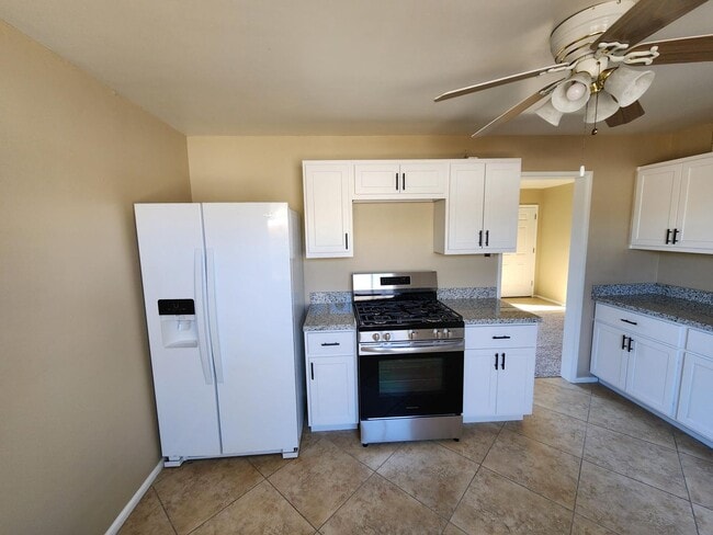 Building Photo - 2 bed 1 bath with private yard