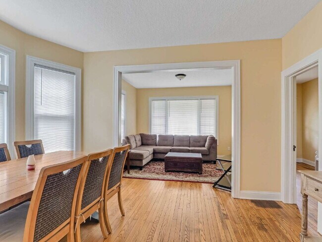 Foto del edificio - Gorgeous 3 BR FURNISHED Lower-Level Duplex