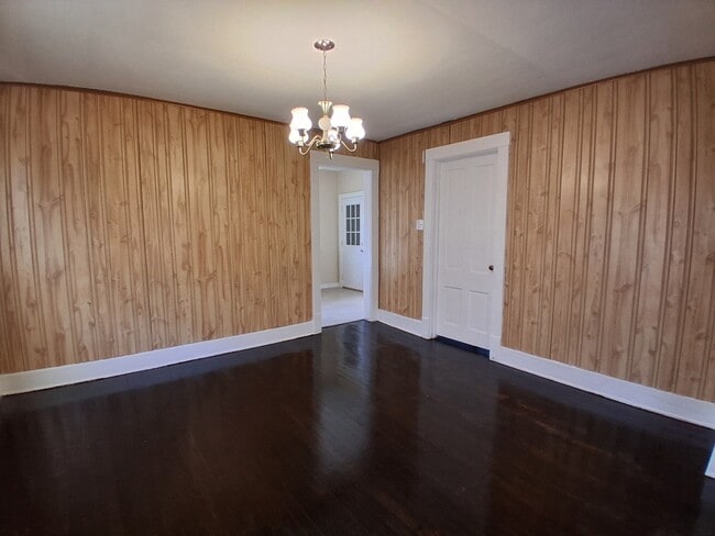 Building Photo - 206 W 7th St