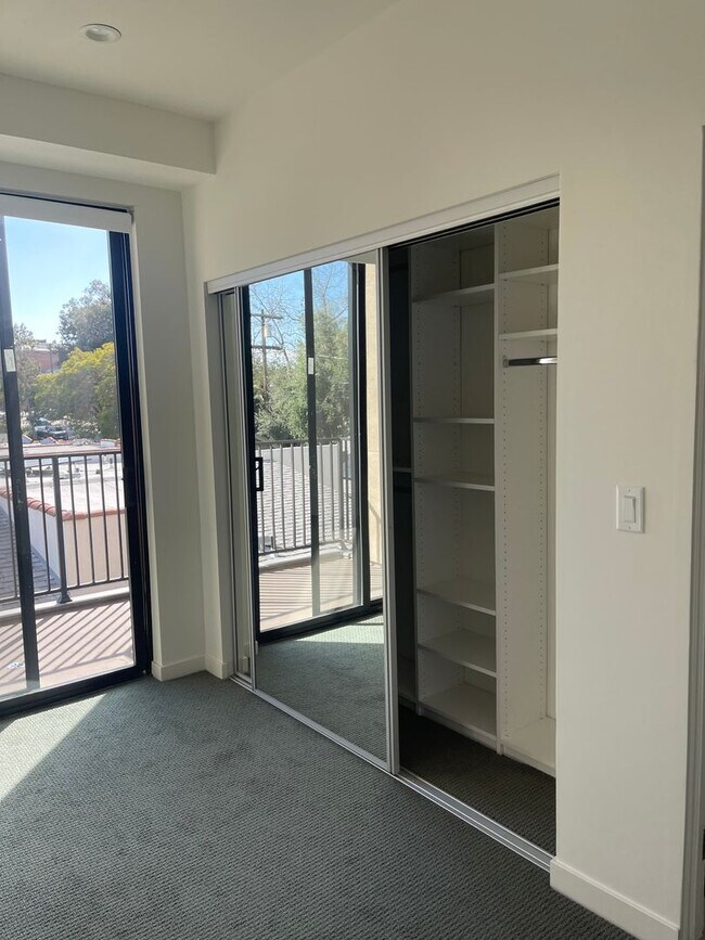 Building Photo - 1542 N Hoover St