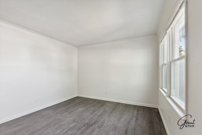 Building Photo - $1250 3 bedroom bungalow