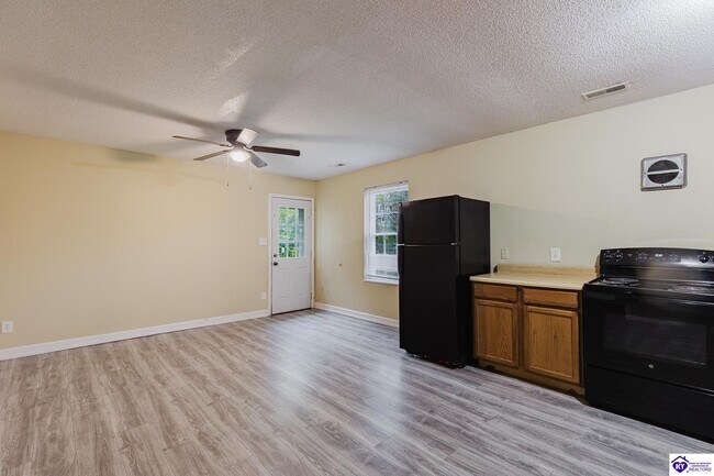 Building Photo - 150 Airview Dr