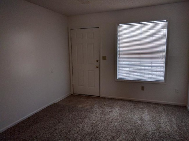 Building Photo - 752 SW Lemans Ln