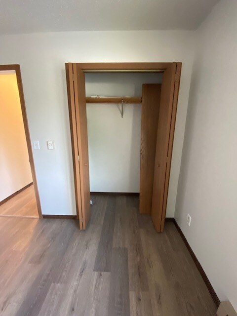 Armario - 2000 Miller St