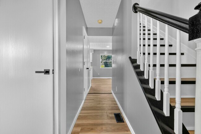 Building Photo - 8472 Kingsley Dr