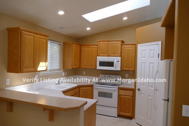 Building Photo - 3-car garage, storage shed, vaulted ceilin...